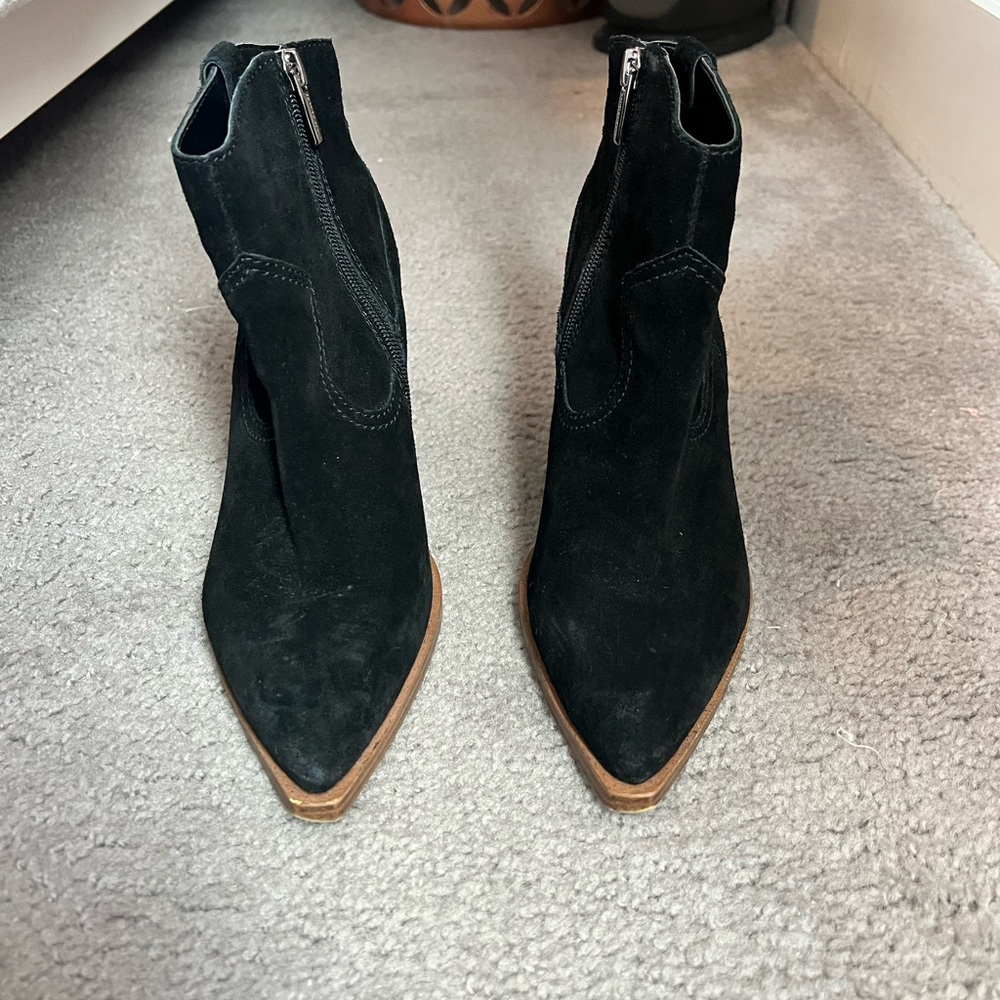 Color: Black
Size 7
3" heel
Pointed toe
Side zip closure